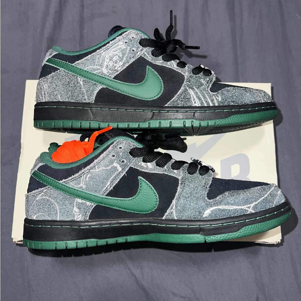 Nike SB Green and Black Sneakers with Low-Top Design
“Ultra Humanized”